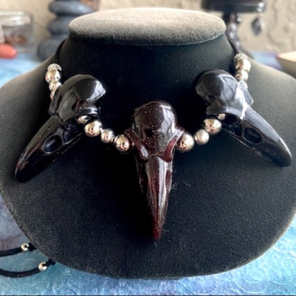 Black & red resin raven skull black suede necklace - Picture 8 of 10